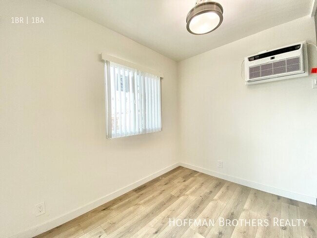 Building Photo - 410 S Manhattan Pl