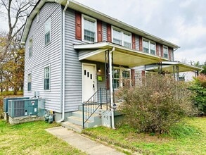 Building Photo - Duplex Townhouse with Huge Yard! Pet Friendly! Close to the Lake!