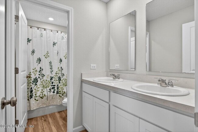 Building Photo - 14790 Cashew Ave