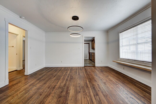 Building Photo - 418 N Flood Ave