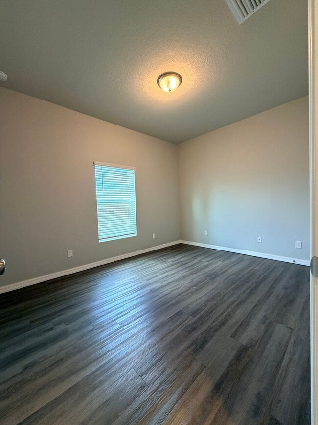 Building Photo - 3 bedrooms and 2 baths! FRESHLY RENOVATED!