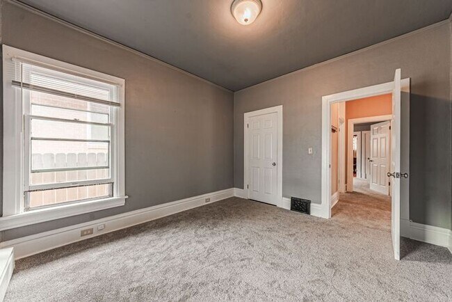 Building Photo - Victorian Home Downtown! 6 - Month Leases ...