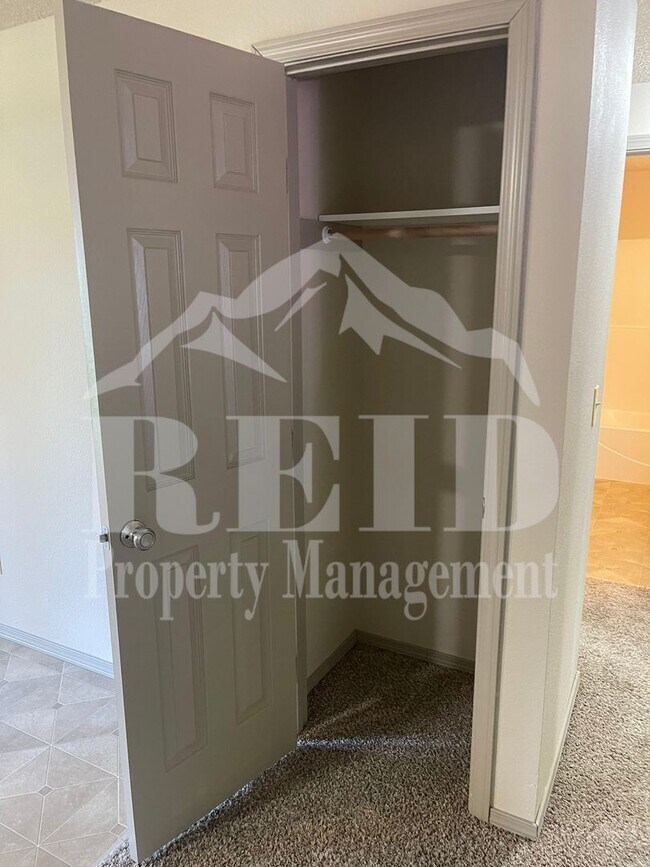Building Photo - DUPLEX - 2 BED 1 BATH WITH 1 CAR GARAGE IN CENTRAL PORT ORCHARD!