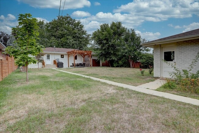 Building Photo - Beautifully renovated ranch home with drea...