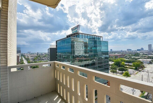 Building Photo - 2016 Main St