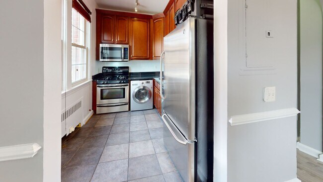 Building Photo - *ONE MONTH'S RENT FREE* Top Floor Updated ...