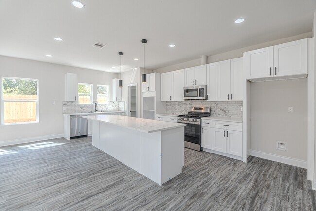 Building Photo - 6814 Champion Ln