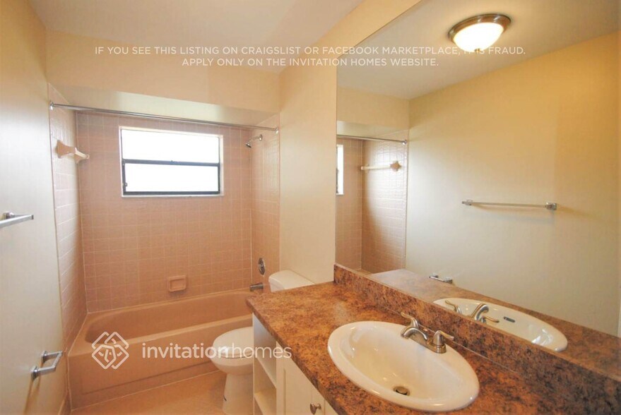 Building Photo - 365 NW 105th Dr