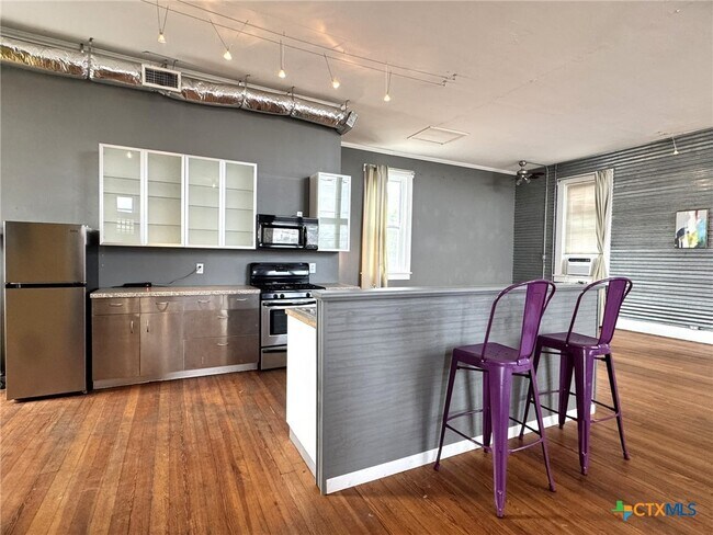 Building Photo - 103 W Walnut St