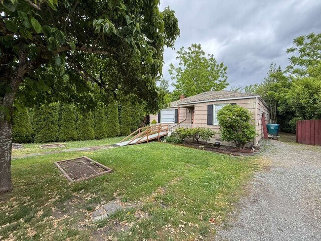 Building Photo - 3 Bedroom 1 Bathroom Greenwood Home!