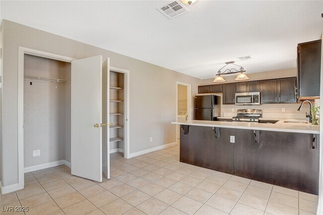 Building Photo - 688 Emerald City Ave