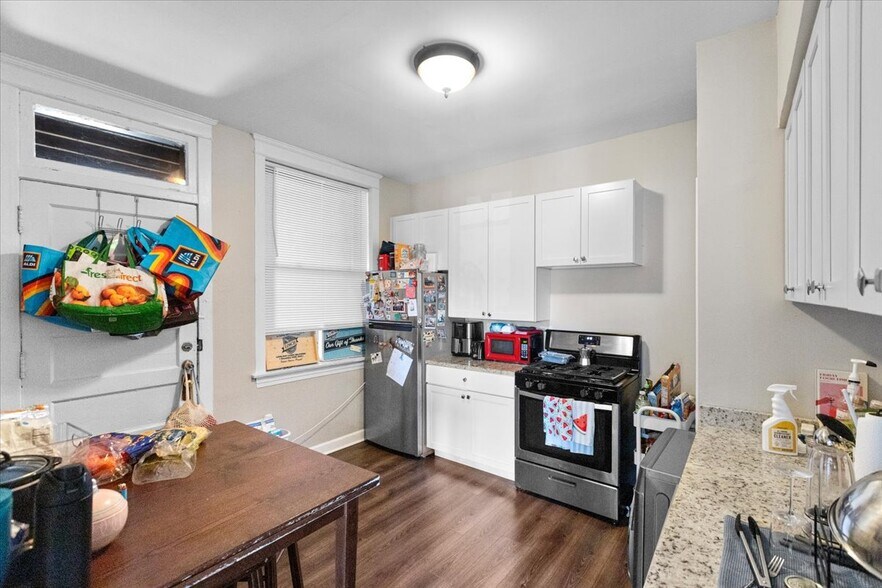 Building Photo - 4000 N Southport Ave