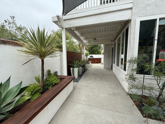 Building Photo - Gorgeous Orange Oasis Home-Available Now!