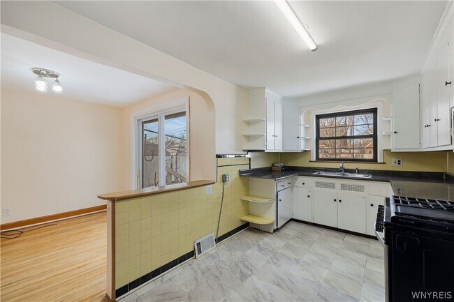 Building Photo - 94 Tudor Rd