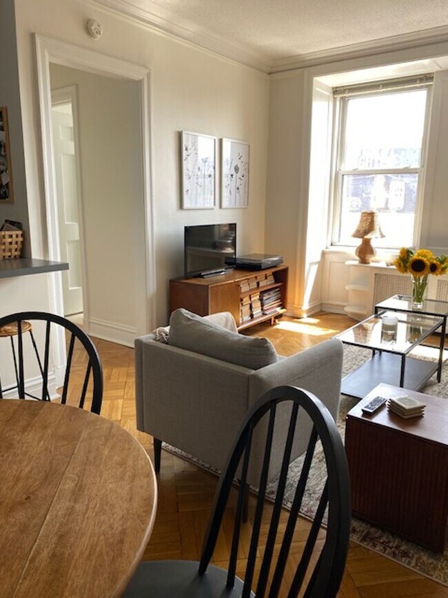 Interior Photo - 500 W Belden Ave