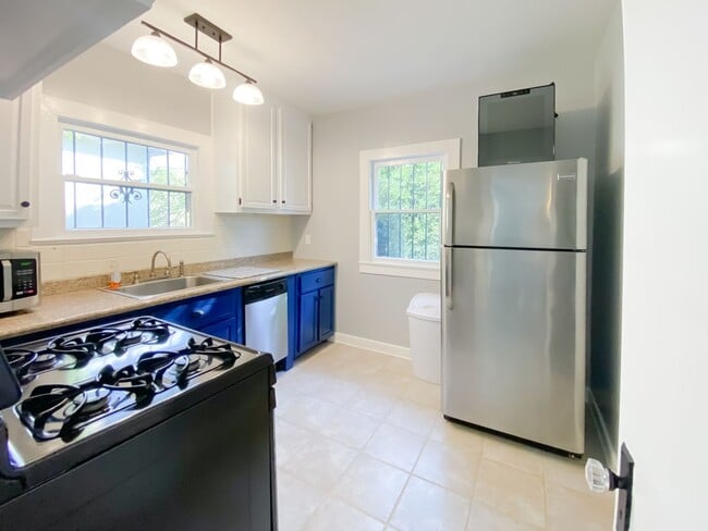 Building Photo - Unfurnished Light Filled Modern Spanish Home in Hollywood Hills