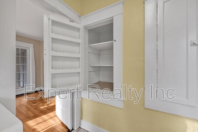 Building Photo - 1542 Somerset Dr