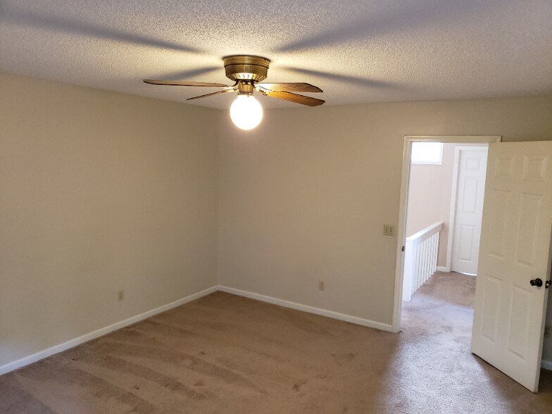 Building Photo - 153 Candlebrook Dr