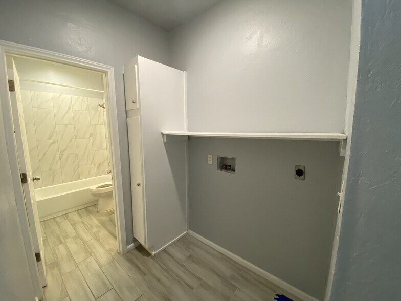laundry area with washer dryer hookups - 1720 NW 30th St