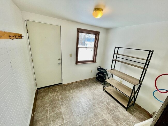 Building Photo - 2 Bed 1 Bath- New Castle PA