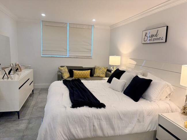 Building Photo - 1505 N Riverside Dr