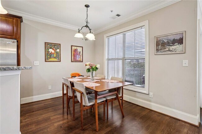 Building Photo - 305 Le Gran Bend