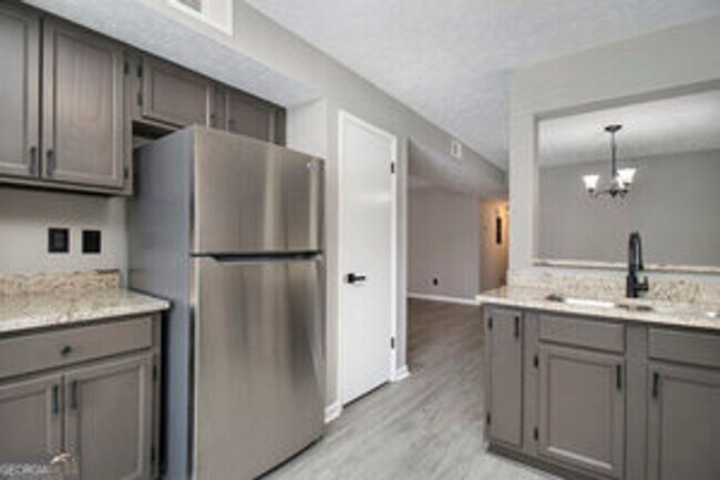 Building Photo - Like New! 2 bedroom 2 bathroom end unit co...