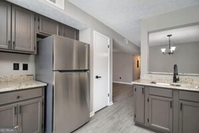 Building Photo - Like New! 2 bedroom 2 bathroom end unit condo! Must see!