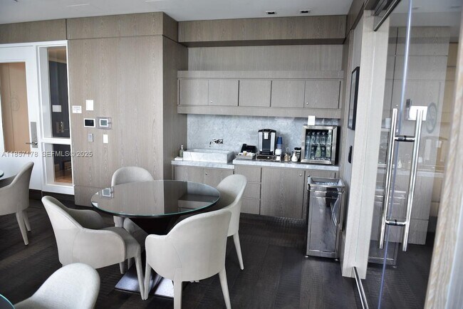 Building Photo - 17475 Collins Ave