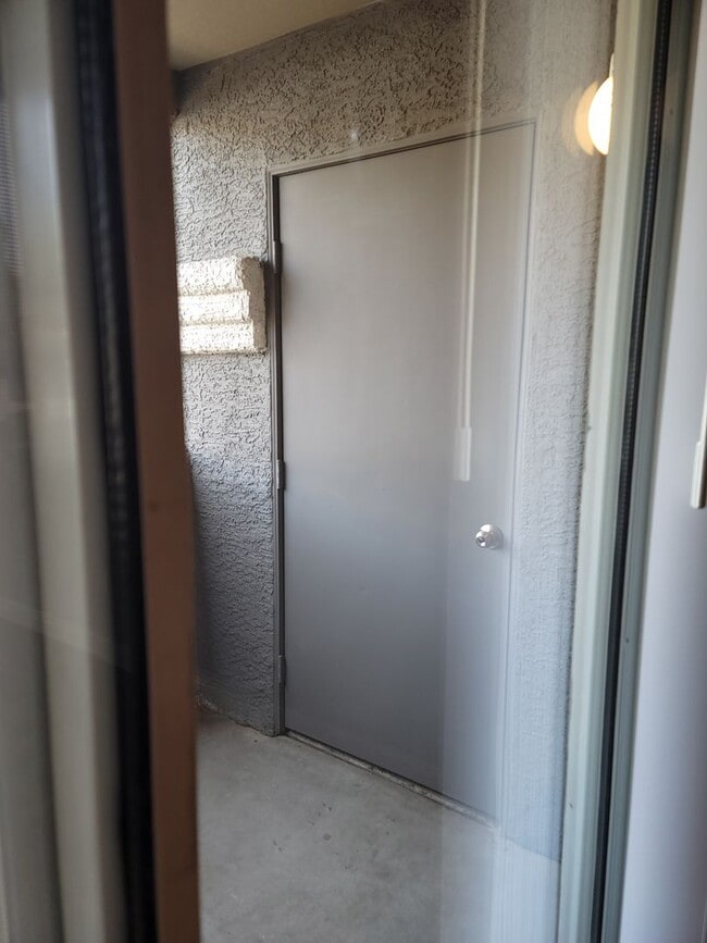 Building Photo - The Perfect One Bedroom, One Bath Condo