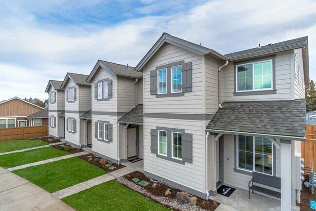 Primary Photo - NE Bend Townhome for Rent!
