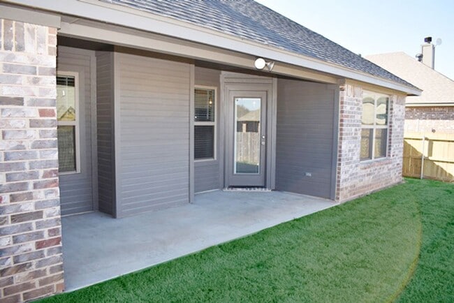 Building Photo - Beautiful 4 Bed, 2 Bath Home in Bridgeport!
