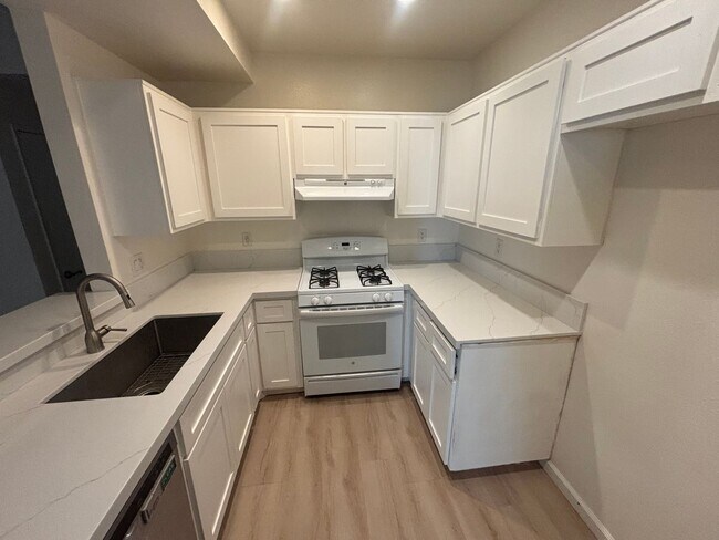 Building Photo - Beautiful 2-Bedroom Lower-Unit Condo in Sienna Villas of Valencia!