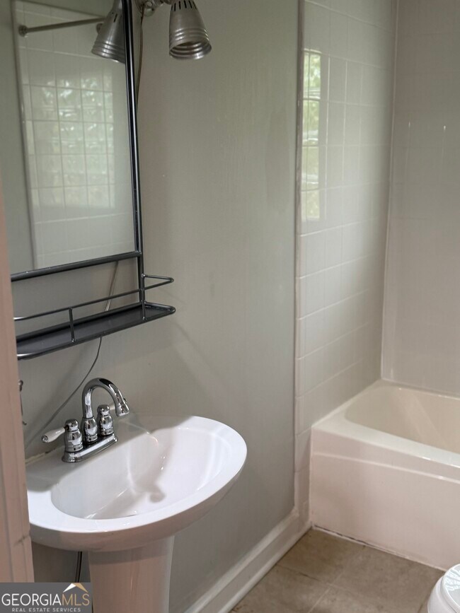 Building Photo - 1750 Linwood Ave