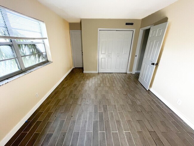 Building Photo - 202 Lucerne Ave