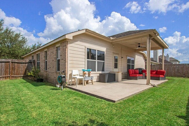 Building Photo - Gorgeous 3BR/2.5 Bath Single Family Home i...