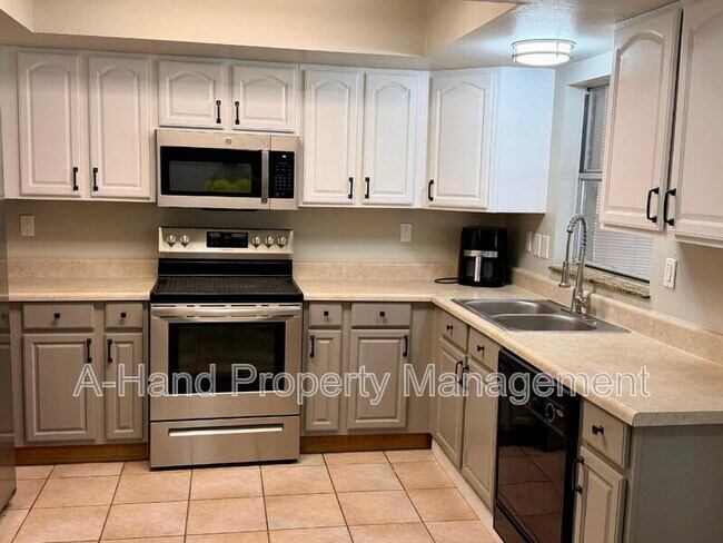 Building Photo - 918 San Carlos Way