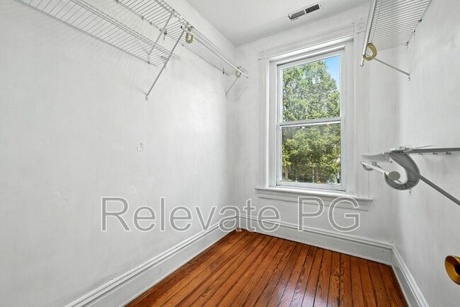 Building Photo - 24 S Davis Ave