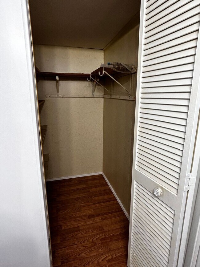 Building Photo - 2 Bedroom Home with a den - Loads of ameni...