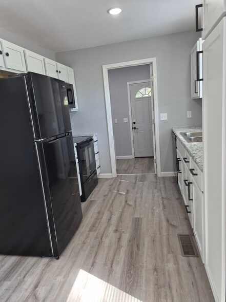 Building Photo - 312 S Rose Hill Rd