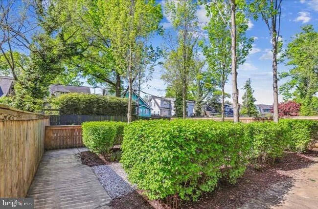 Building Photo - 1340 Nicholson St NW