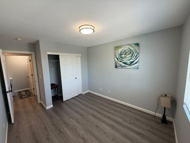 Building Photo - AVAILABLE NOW! LEASE TODAY! 4 Bedroom 3 Bath Elk Grove Home with Bonus Room!