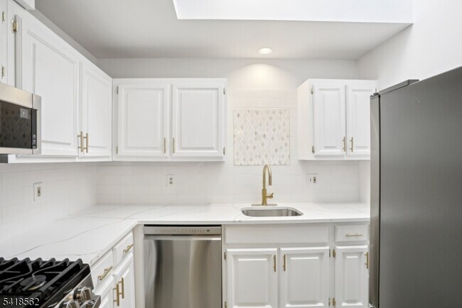 Building Photo - 66 Park Ave