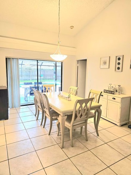 Building Photo - 14060 Greentree Dr