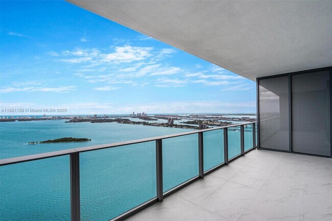 Building Photo - 700 NE 24th St