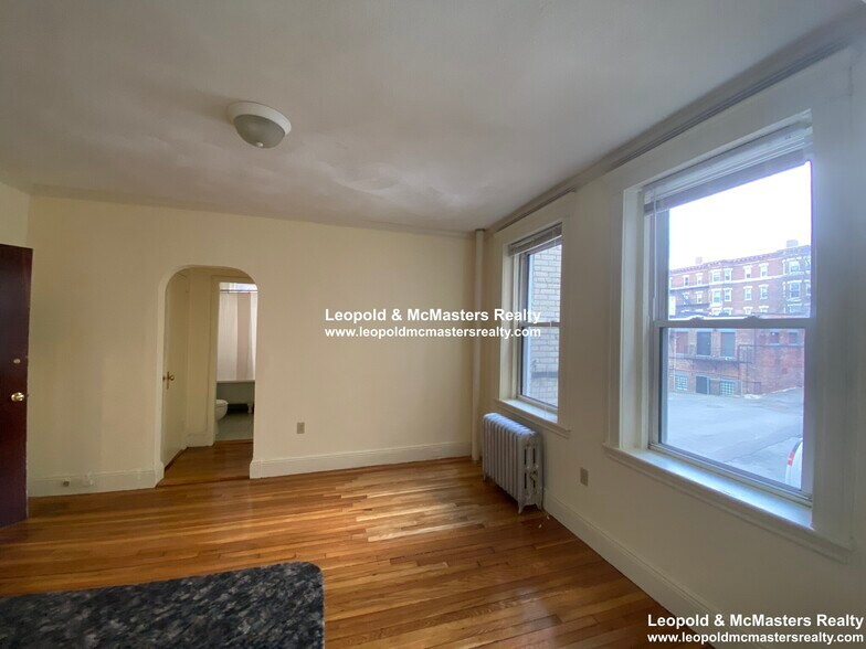 Building Photo - 131 Park Dr