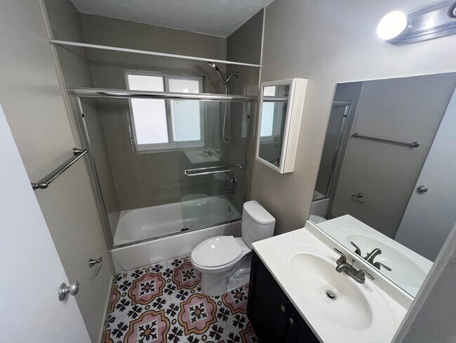 Building Photo - 2809 Middle River Dr