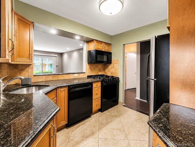 Building Photo - 13-15-15 Estates Ln