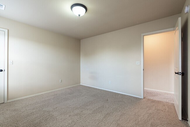 Building Photo - Beautiful 3 Bedroom, 2.5 Bath Home in Jenks