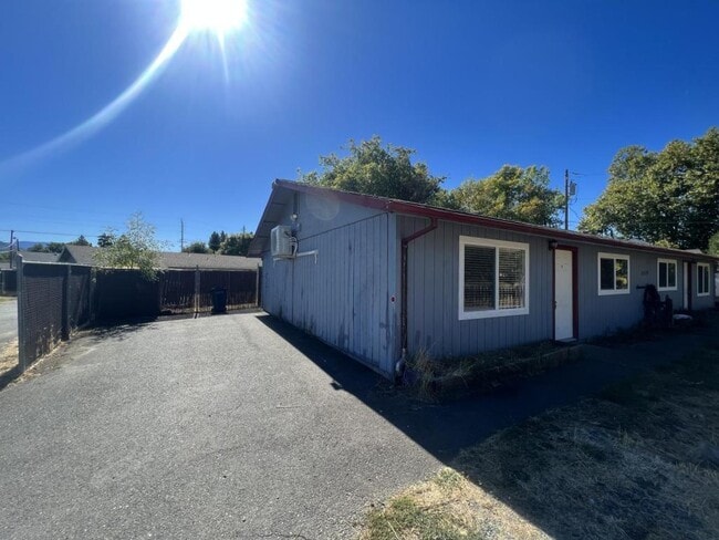 Building Photo - 1317 SE M St